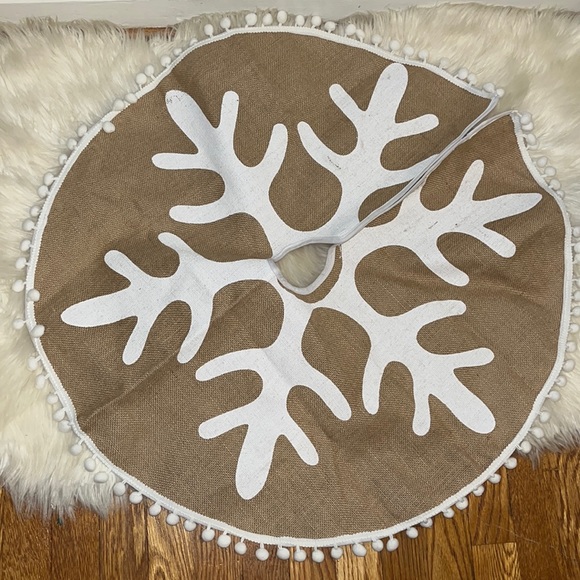 Tan & white burlap snowflake Xmas tree skirt with Pom poms - Picture 1 of 4